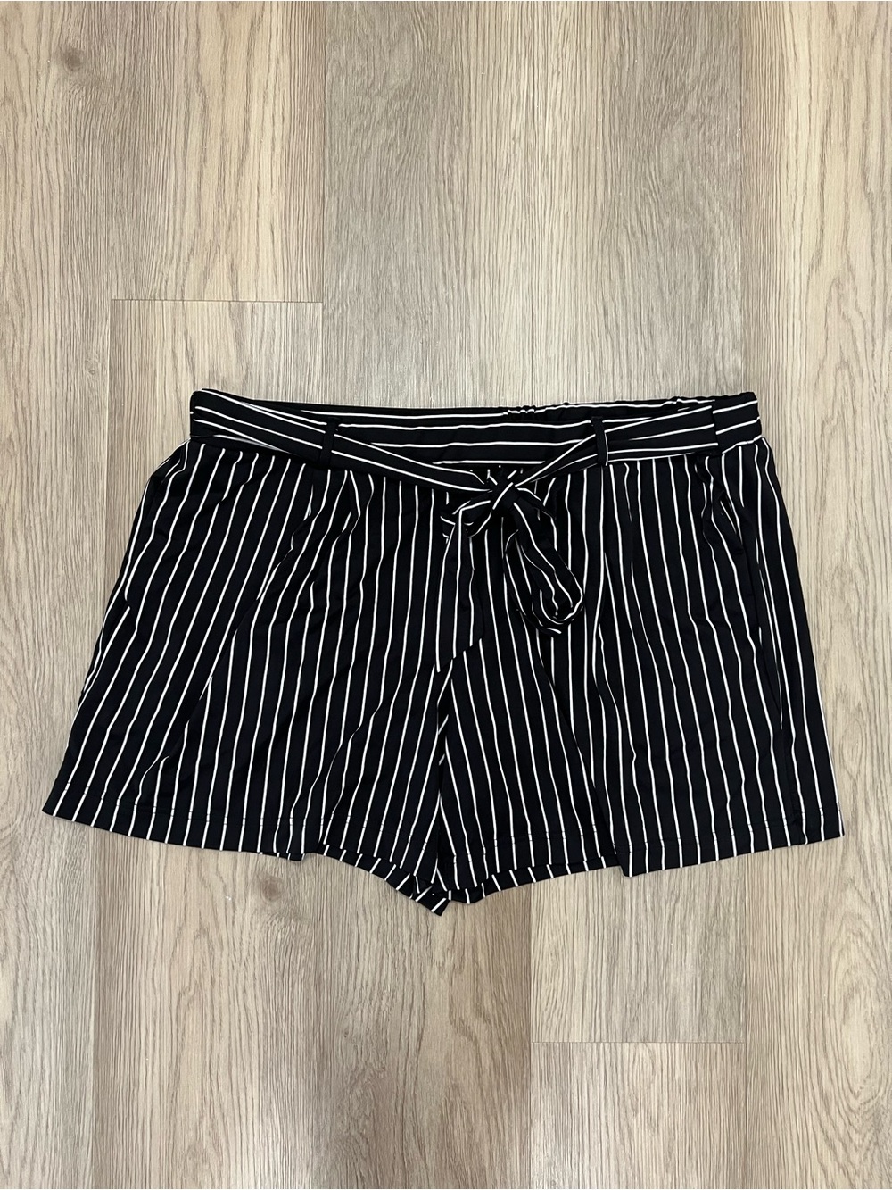 Robert Louis Black White Pinstripe Tie Waist Pull On Shorts Size XL
